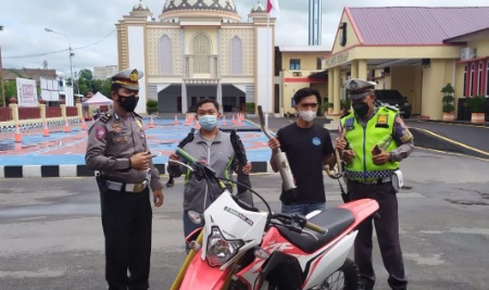 Usai Terjaring, Satlantas Polres Sidrap Edukasi Pengguna Sepmor Knalpot Brong Usai Terjaring, Satlantas Polres Sidrap Edukasi Pengguna Sepmor Knalpot Brong