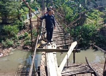Jembatan Gantung di Bilokka Nyaris Putus, Anggota Dewan Sudarmin Baba Datangkan Kayu dari Kendari