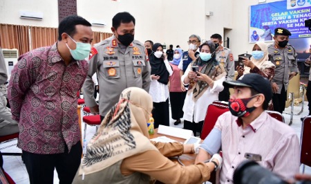 Tinjau Vaksinasi Booster Presisi Bersama Kapolda Sulsel, Andi Sudirman Juga Serahkan Hadiah Tinjau Vaksinasi Booster Presisi Bersama Kapolda Sulsel, Andi Sudirman Juga Serahkan Hadiah