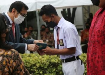 Menteri Yasonna Serahkan Paspor untuk WNI Keturunan di Filipina