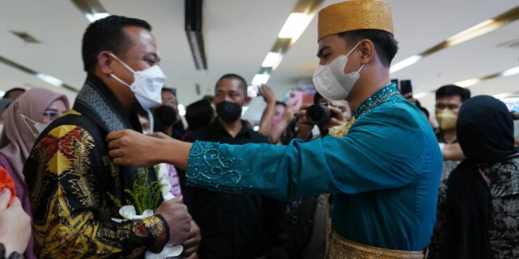 Tiba di Makassar, Gubernur Sulsel Andi Sudirman Disambut Tradisi Adat Angngaru Tiba di Makassar, Gubernur Sulsel Andi Sudirman Disambut Tradisi Adat Angngaru