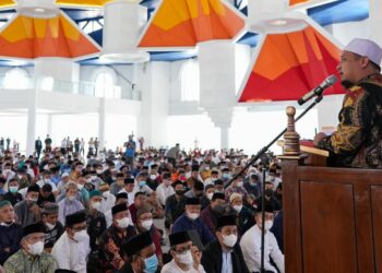 Gubernur Sulsel, Andi Sudirman Sulaiman saat memberi sambutan saat penggunaan perdana masjid Kubah 99 Asmaul Husna. --foto kominfo sulsel--