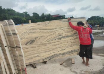 Taufan Pawe Rutin Pantau Pembangunan Masjid Terapung BJ Habibie, Pastikan Kualitas Material Terjamin