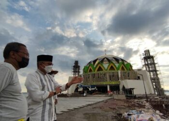 Taufan Pawe Intes Pantau Pembangunan Masjid Terapung BJ Habibi, Inginkan Dapat Digunakan Salat Id 