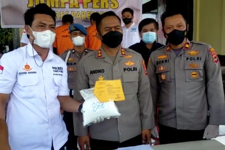 Sisir Kapal, Polisi Temukan Sabu 1Kg Terbungkus Kain Merah Sisir Kapal, Polisi Temukan Sabu 1Kg Terbungkus Kain Merah