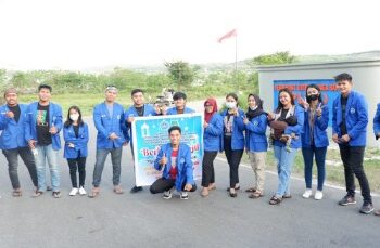 KKN Institut Andi Sapada Berbagi Ratusan Takjil di Jalan Masuk PLTB Sidrap