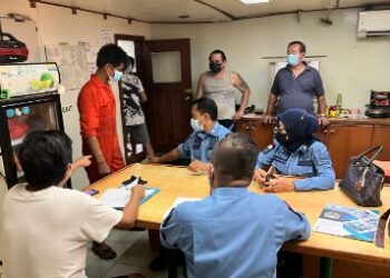 Petugas Imigrasi Parepare Periksa Dokumen 10 WNA di Kapal TB Highline 59