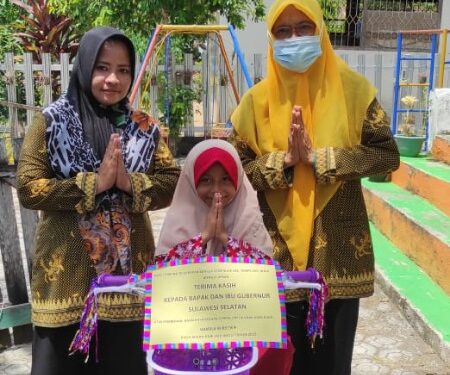 Senang, Bocah asal Wajo Dapat Hadiah Sepeda dari Gubernur Sulsel