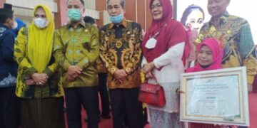 Berdedikasi, Guru PAUD Asal Sidrap Ini Terima Penghargaan OASE-KIM di Hari Kartini