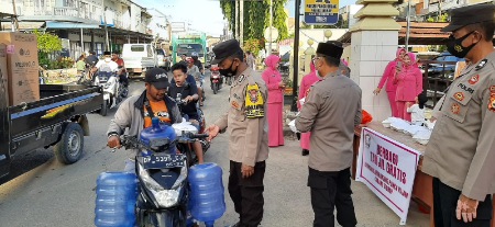 Polsek Pancarijang Bagikan Takjil, Kapolsek: Ramadan Momen Tepat Tingkatkan Kepekaan Polsek Pancarijang Bagikan Takjil, Kapolsek: Ramadan Momen Tepat Tingkatkan Kepekaan