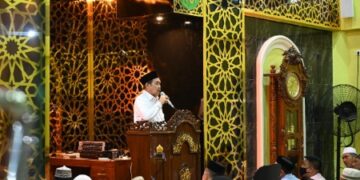 Dollah Mando Tarawih di Masjid Terapung Taman Religi Lainungan
