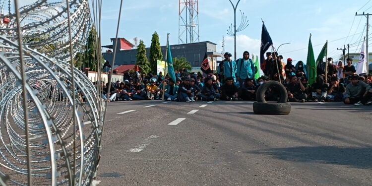 Demo 11 April, Mahasiswa Parepare Blokade Kantor DPRD