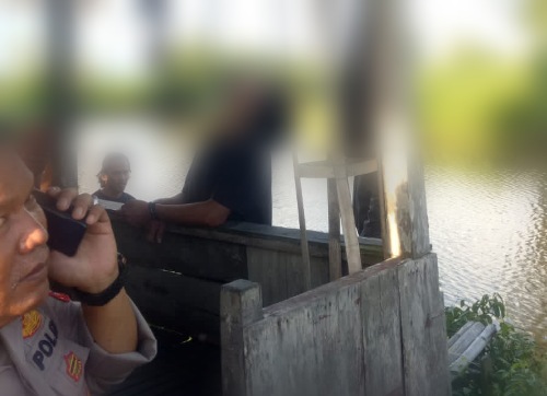 Warga Langnga Dihebohkan Penemuan Mayat Tergantung di Rumah Empang Warga Langnga Dihebohkan Penemuan Mayat Tergantung di Rumah Empang