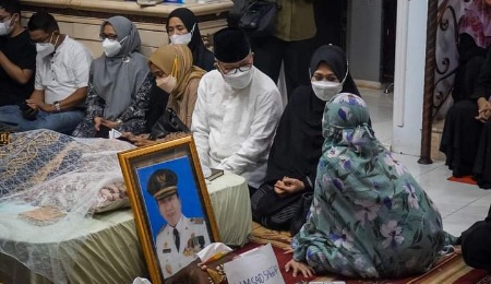 Berbelasungkawa, Taufan Pawe dan Istri Melayat ke Rumah Duka Mantan Bupati Said Saggaf Berbelasungkawa, Taufan Pawe dan Istri Melayat ke Rumah Duka Mantan Bupati Said Saggaf