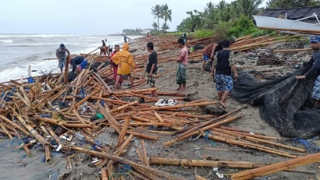 Puluhan Bagan dan Perahu Hancur Tersapu Badai di Pinrang Puluhan Bagan dan Perahu Hancur Tersapu Badai di Pinrang
