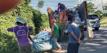 Respon Cepat DLH Sidrap, Angkut Tumpukan Sampah di Poros Pangkajene-Allakuang