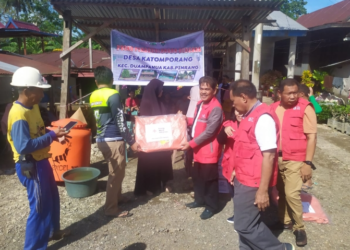 PMI Pinrang Salurkan Bantuan Korban Banjir di Desa Katomporang