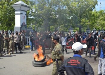 Diwarnai Ketegangan, Aksi Unjuk Rasa IPMAL Bawa 5 Tuntutan Untuk Bupati Pinrang