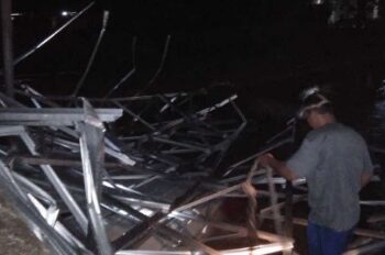 Angin Kencang Terbangkan Atap Rumah Warga di Pinrang