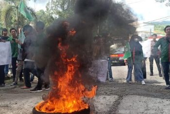 IPMAPUS Sulbar Bakar Ban di Depan Kantor Bupati Mamuju