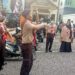 Erna Taufan menyaksikan aksi Pramuka Penggalang di depan Kantor Pramuka Parepare, Rabu (20/7/2022)