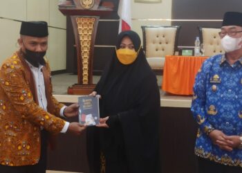 Launching buku "Gelisah" yang dilakukan secara simbolis oleh Wakil Wali Kota Parepare, Pangerang Rahim di Auditorium BJ Habibie, Senin (18/7/2022)