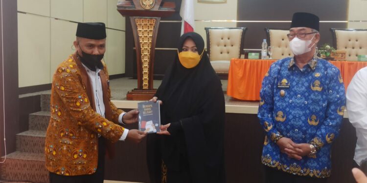 Launching buku "Gelisah" yang dilakukan secara simbolis oleh Wakil Wali Kota Parepare, Pangerang Rahim di Auditorium BJ Habibie, Senin (18/7/2022)
