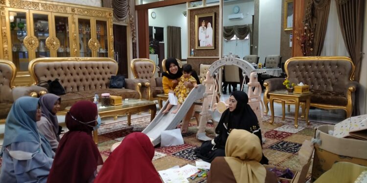 Ditemani Cucu Kesayangan, Erna Rasyid Taufan  Terima Audiensi PD Wanita Islam dan ICMI Parepare