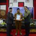 Anggota DPR RI, Mitra Fakhruddin MB menyerahkan bantuan beasiswa PIP tahap pertama di Aula pendopo Rujab Bupati Enrekang, Senin (18/7/2022).