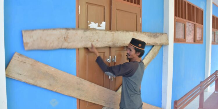 Seorang tukang menyegel pintu gedung  SMK Negeri 1 Aralle lantaran kontraktor tak menyelesaikan sangkutan dengan tukang pekerja dan ganti rugi material.