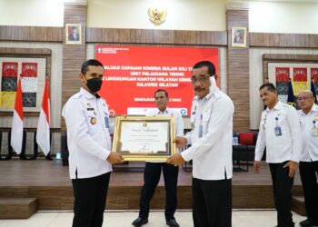 Kakanwil Kemenkumham Sulsel, Liberti Sitinjak memberikan penghargaan kepada salah satu UPT terbaik di aula kantor Kemenkumham Sulsel, Rabu (20/7/2022)