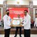 Kakanwil Kemenkumham Sulsel, Liberti Sitinjak memberikan penghargaan kepada salah satu UPT terbaik di aula kantor Kemenkumham Sulsel, Rabu (20/7/2022)