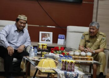 Bupati Pinrang, Irwan Hamid berbincang akrab dengan Rektor IAIN Parepare, Dr Kiai Hannani, M.Ag (kiri) di ruang kerjanya, Selasa pagi, (19/7/2022)