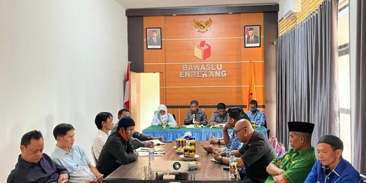 Bawaslu Kabupaten Enrekang melakukan sosialisasi pengawasan verifikasi parpol di Aula Kantor Bawaslu Enrekang, Senin (18/7/2022)