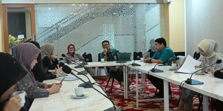 Tim Disnakertrans menggelar rapat persiapan job fair secara virtual di Toraja Room Kantor Gubernur Sulsel, Kamis (11/8/2022)