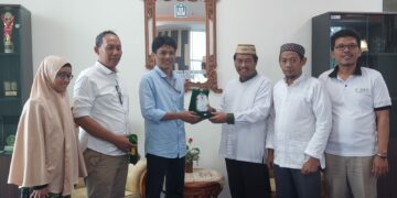 Rektor IAIN Parepare, Dr Hannani, M.Ag menerima penghargaan dari pejabat keuangan Setjen Kemenag RI, Mursyidin Hasyim dan Arif Septiawan di ruang rektor, Jumat (26/8/2022)