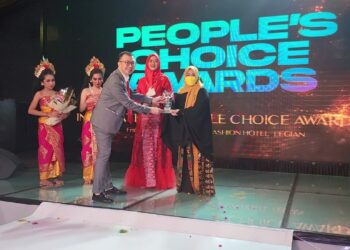 Ketua Tim Penggerak PKK Kota Parepare, Hj Erna Rasyid Taufan menerima penghargaan internasional dalam International People Choice Award 2021-2022 di Bali, Kamis (4/8/2022)