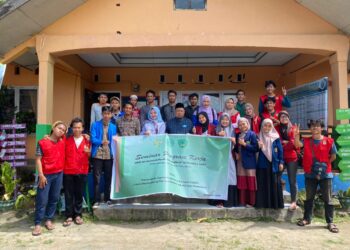 Peserta KKN MAs Kelompok 99 di wilayah Kecamatan Cenrana, Kabupaten Maros, Sulsel. Peserta KKN ini diikuti dari berbagai perguruan tinggi Muhammadiyah-Aisyiyah (PTMA) se-Indonesia.