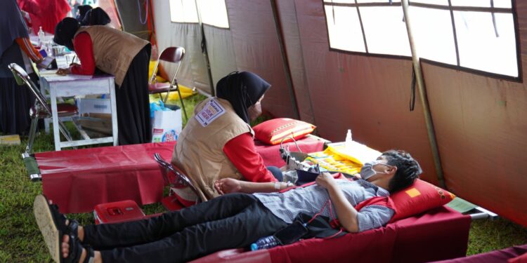 Aksi donor darah yang dilakukan warga dalam rangkaian pemeriksaan kesehatan gratis yang digelar Pemprov Sulsel-IKA Unhas di Kecamatan Libureng, Kabupaten Bone, Sabtu (13/8/2022)