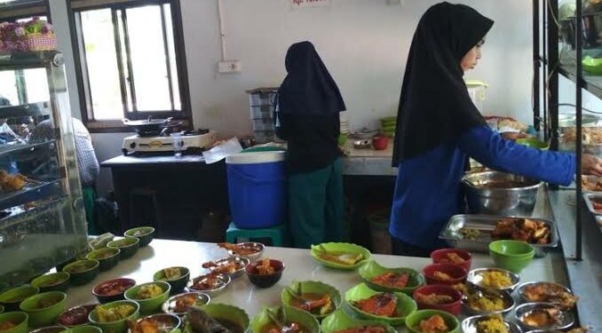 Bertagline Pantang Kenyang sebelum Pulang, “Warung Dian” Idola Mahasiswa Layani Lebih Tiga Dekade