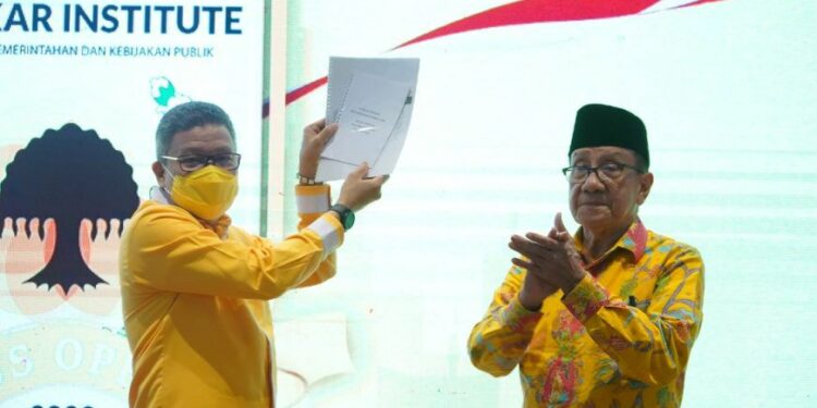 Sesepuh Partai Golkbar, Akbar Tandjung (kanan) dan Ketua DPD I Golkar Sulsel, Taufan Pawe