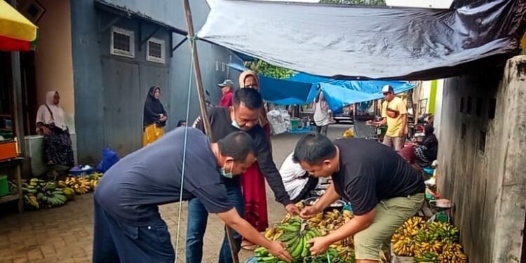 Gubernur Sulsel, Andi Sudirman Sulaiman mengecek harga di Pasar Rakyat Lippujange, Kecamatan Bengo, Bone, Sabtu (27/8/2022)