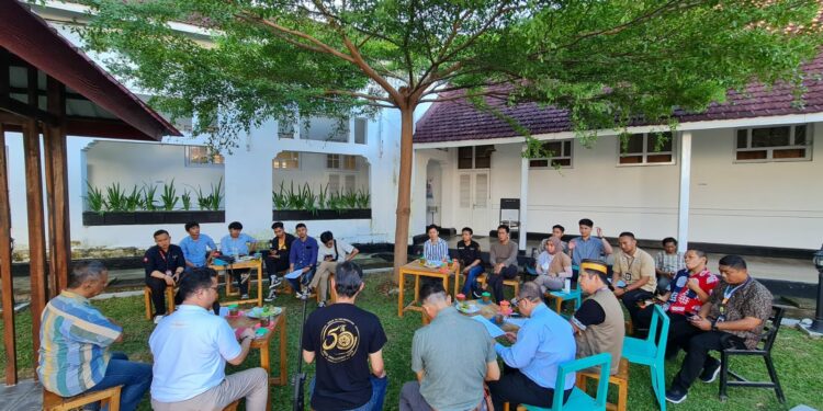 Foto: Sucipto
Sekretaris Disbudpar Sulsel, Devo Khadaffi bersama sejumlah stakeholder membahas dampak kenaikan harga tiket pesawat sambil ngopi di bawah pohon di Halaman Gedung Mulo, Makassar, Kamis (11/8/2022)