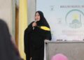 Ketua BKMT Kota Parepare, Hj Erna Rasyid Taufan saat memberi tausiah di hadapan jemaah Masjid Nurul Majid Kota Makassar, Rabu (3/8/2022)