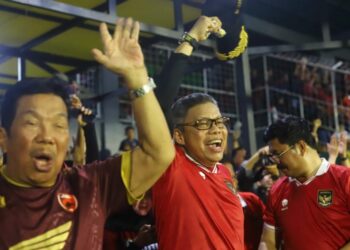 Founder Bosowa Grup, Aksa Mahmud (kiri) dan Wali Kota Parepare, Taufan Pawe antusias menyaksikan langsung laga kandang PSM Makassar melawan Persija Jakarta di Stadion Gelora BJ Habibie (GBH), Parepare, Jumat (5/8/2022).
