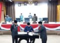 Foto (Ist) : Wakil Ketua DPRD Parepare, Tasming Hamid (kanan) saat menyerahkan Ranperda Penyelenggaraan KLA kepada Wali Kota Parepare, Taufan Pawe. 