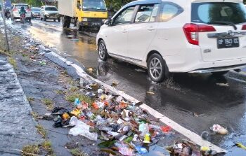 Usai Hujan Lebat, Sampah Berserakan di Jalan KM2 Parepare