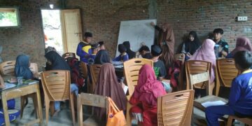 Suasana Pembelajaran Bahasa Arab Pada Kegiatan Madrasah Fii Qoryah oleh Mahasiswa PBA IAIN Parepare di MI AZ Zakiyah Lampiring, Kecamatan Pitu Riase, Kabupaten Sidrap.