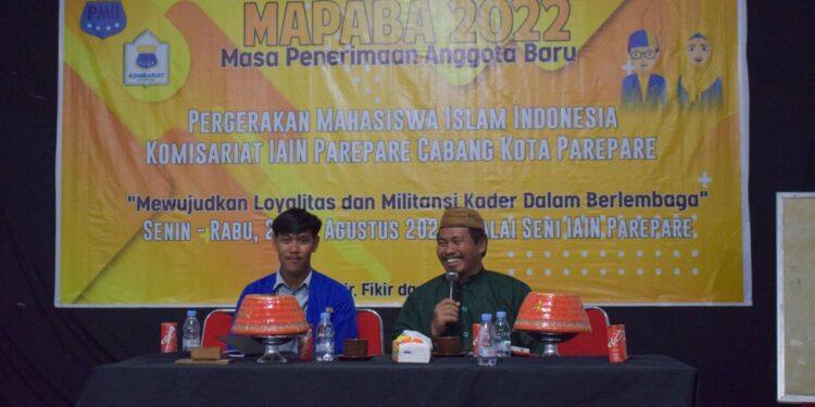 Ketua Tanfidziyah Pengurus Cabang Nahdlatul Ulama Kota Parepare, Dr.K. Hannani, M. Ag bersama pendamping Pemateri Muh. Ainul, Foto : Wahyu
