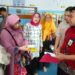 Asesor sekaligsu Pustakawan Dinas Perpustakaan Kota Makassar, Tulus Wulan Juni (kanan) menyambangi salah satu sekolah untuk persiapan akreditasi